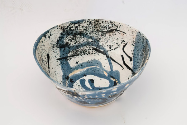 Christina Renker, Schale 1, 2023 <br /> Fayence (bemalt), Ø 28 cm, <br /> <strong> Startpreis 50 €>/strong></strong><br /><span style="color:#FF0000;"><strong> verkauft</strong></span>