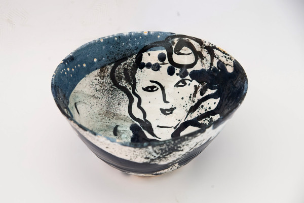 Christina Renker, Schale 2, 2023 <br /> Fayence (bemalt), Ø 28 cm, <br /> Startpreis 75 € >/strong><br /><span style="color:#FF0000;"><strong> verkauft</strong></span>