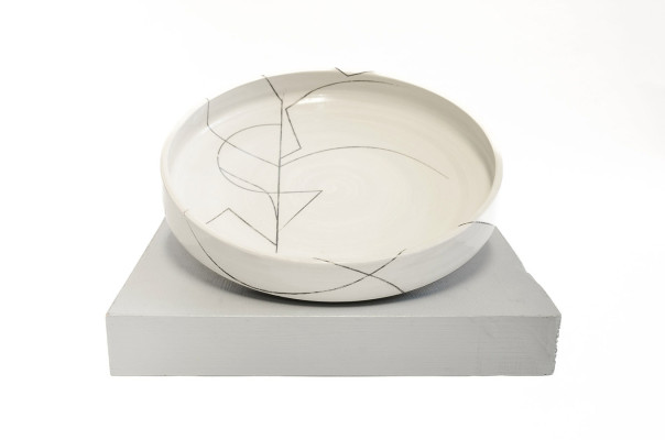 Anat Moses, Teller Linien und Kurven 3, 2023 <br /> Siebdruck auf Keramik, 20 x 4,4 cm <br /> <strong>Startpreis 105 € </strong><br />