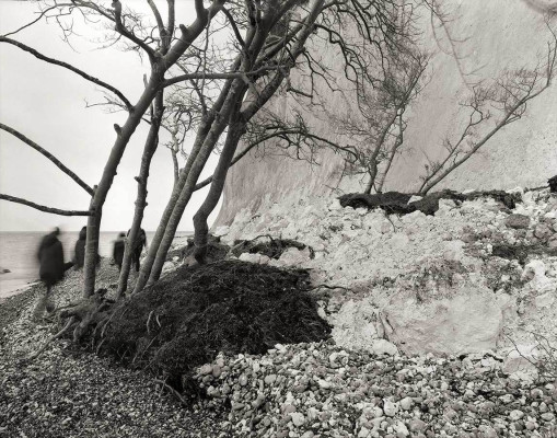 Lorenz Kienzle, Abbruch am Wissower Ufer, Rügen 2022, 2022 <br /> Silbergelantine Papier im Passepartout, 20 x 25 cm, Rahmen optional 15 € <br /> <strong>Startpreis 200 € </strong><br />