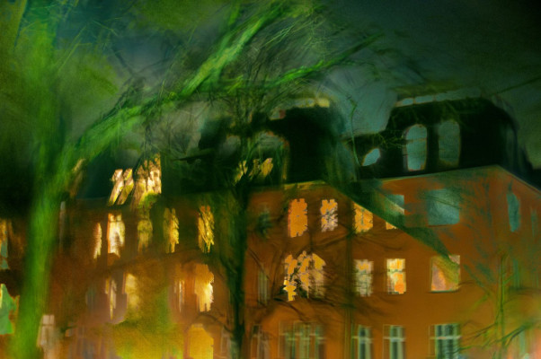Uz Kirchhoff, Des Abends in der Stadt, 2011 <br /> gestische Fotografie, Mehrfachbelichtung, 45 x 30 cm, <br /><strong> Startpreis 100 € </strong> <br /><strong>VERKAUFT</strong>