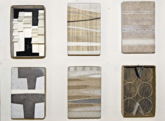 Sechs Schachtelobjekte, 2006–2008<br/>
Mischtechink auf Wellpappe, je 23,5 x 15 x 4,5 cm