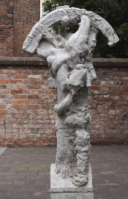 »Regenbogenbieger«, 2000<br/>
Beton, Höhe 215cm